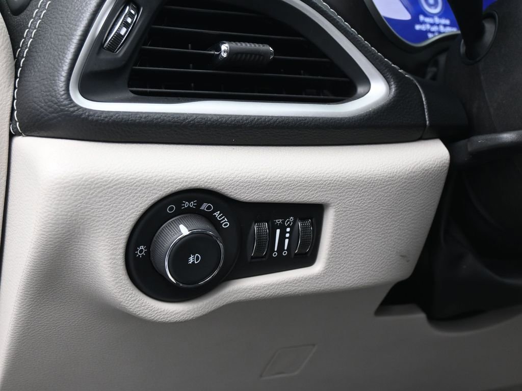 Used 2024 Chrysler Pacifica Select image 15