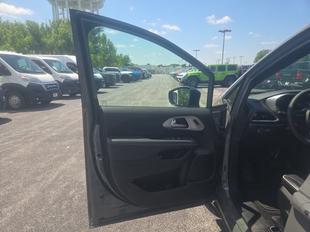 Used 2024 Chrysler Pacifica Premium FWD image 13