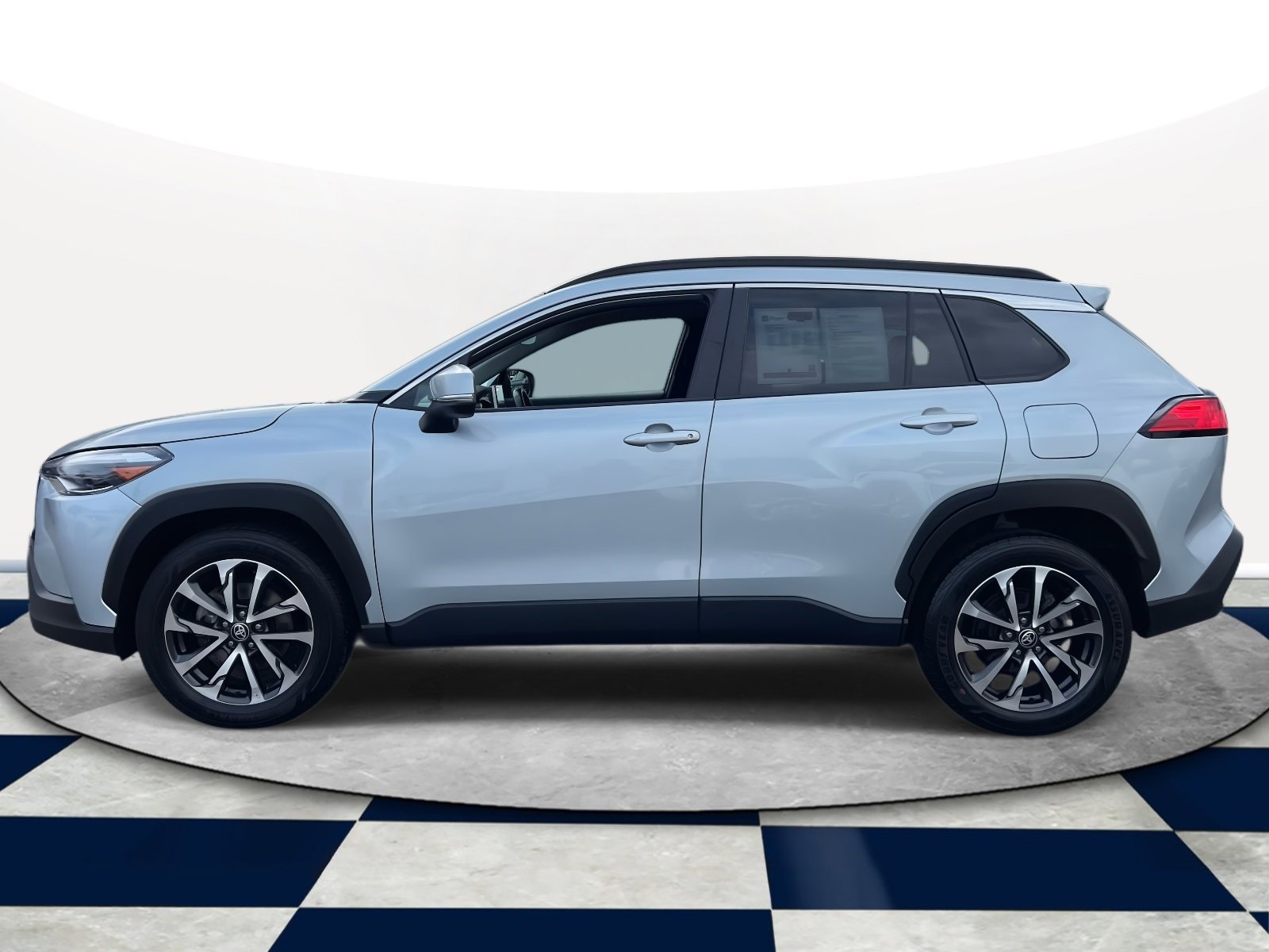 Used 2024 Toyota Corolla Cross XLE image 4