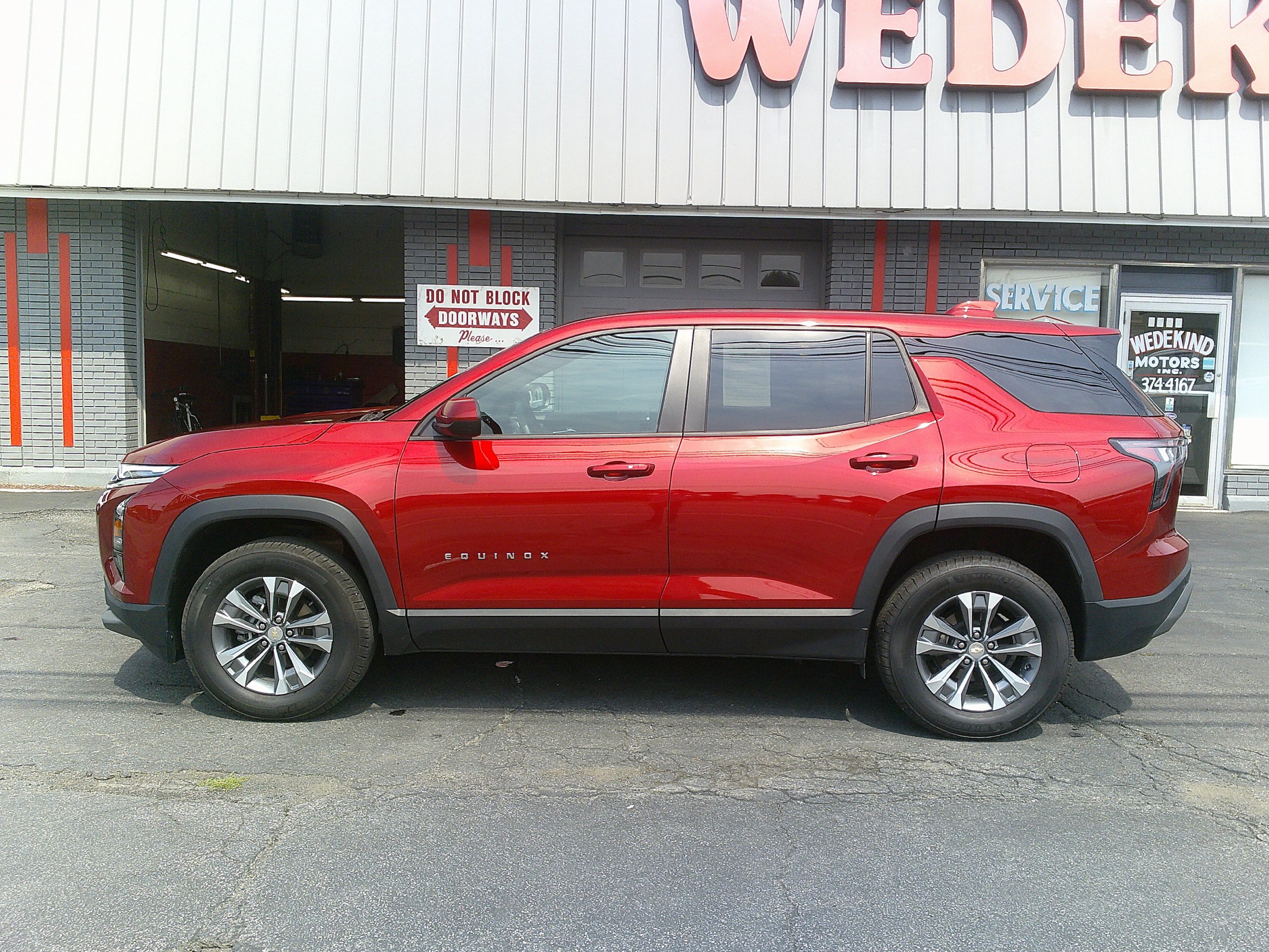 Used 2026 Chevrolet Equinox LT AWD/4WD image 2