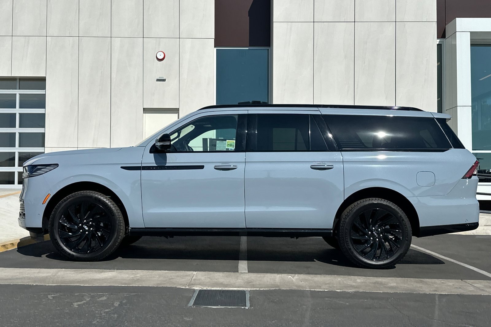 New 2025 Lincoln Navigator L Reserve w/ Jet Appearance Package image 6