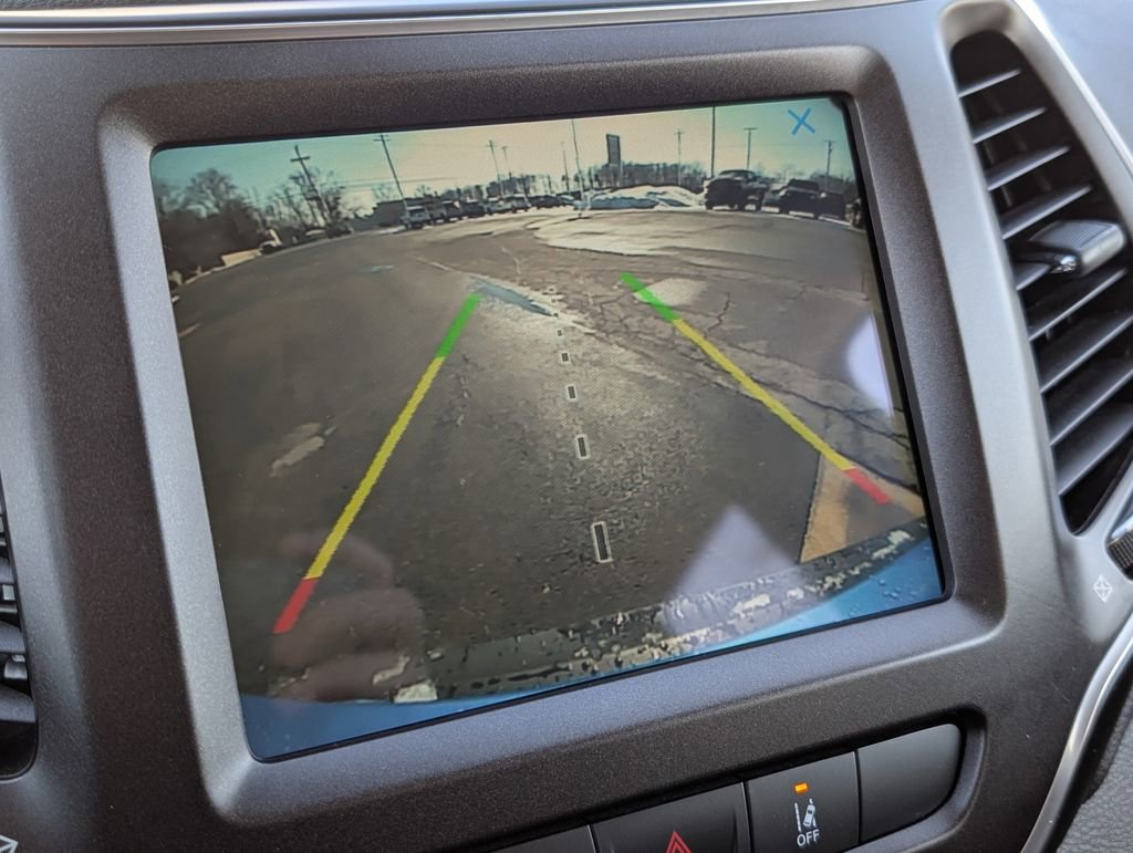 Used 2021 Jeep Cherokee Trailhawk image 3