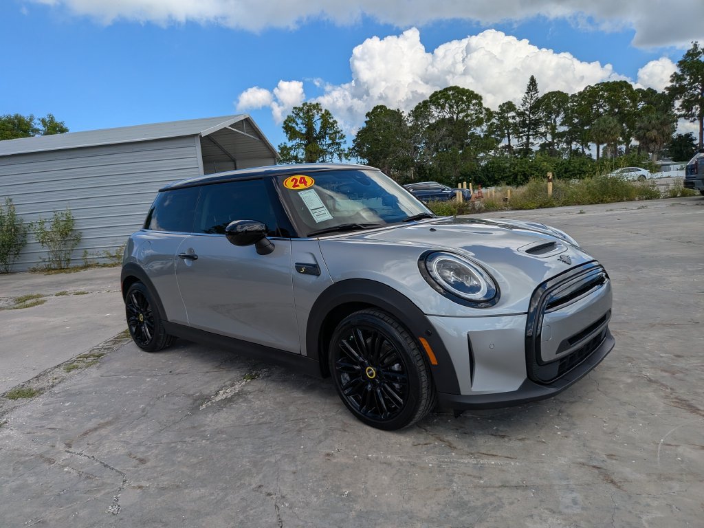 Used 2024 MINI Cooper SE FWD image 2