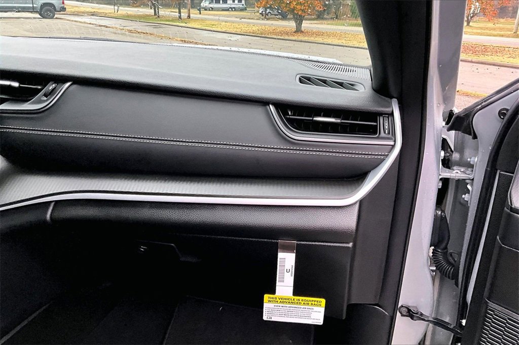 Used 2025 Jeep Grand Cherokee L Laredo w/ Luxury Tech Group I image 16