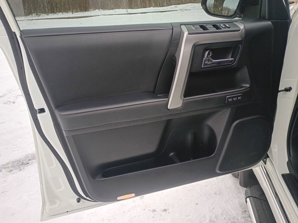 Used 2020 Toyota 4Runner 4WD image 10