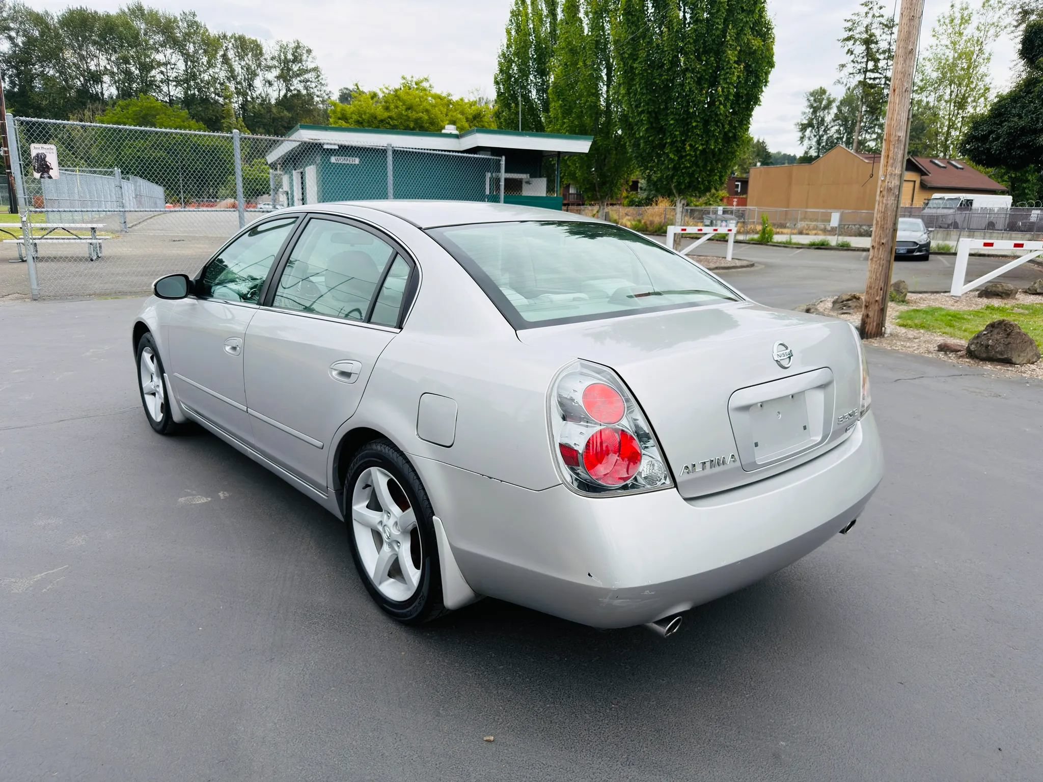 Used 2006 Nissan Altima 3.5 SE FWD image 3