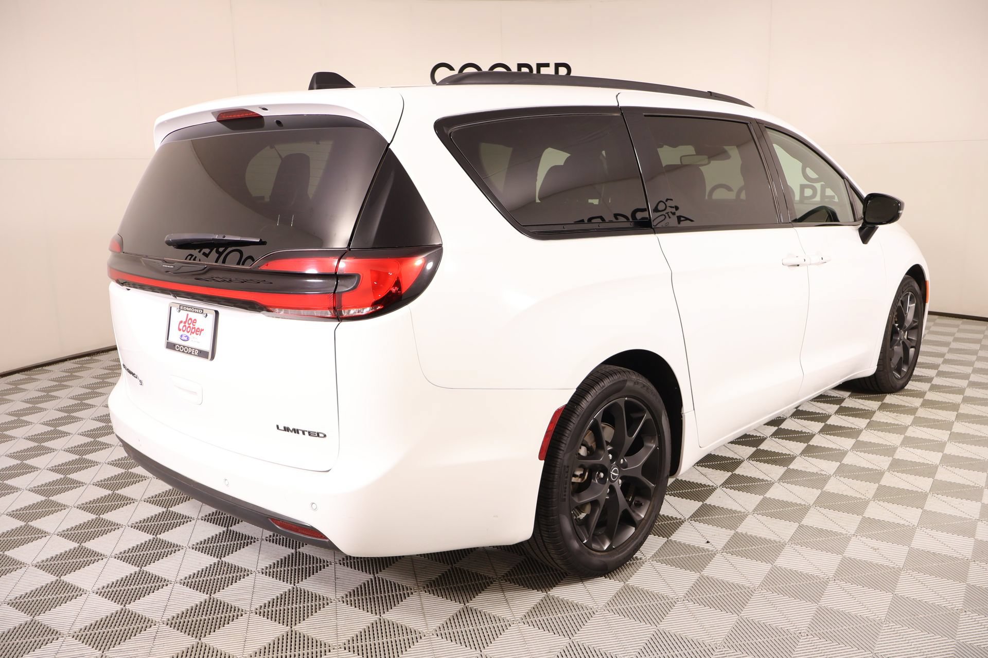 Used 2025 Chrysler Pacifica Limited FWD image 24