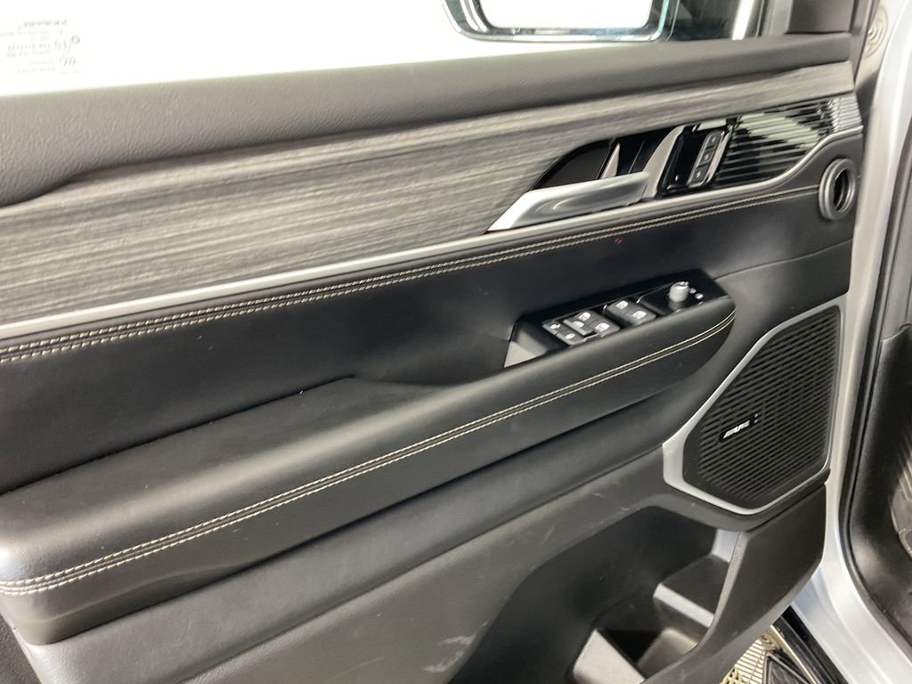 Used 2024 Jeep Wagoneer Series III w/ Flexible Seating Group image 16