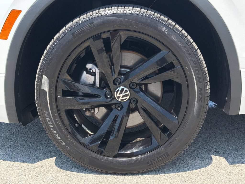 Certified 2023 Volkswagen Tiguan SE R-Line AWD/4WD image 30