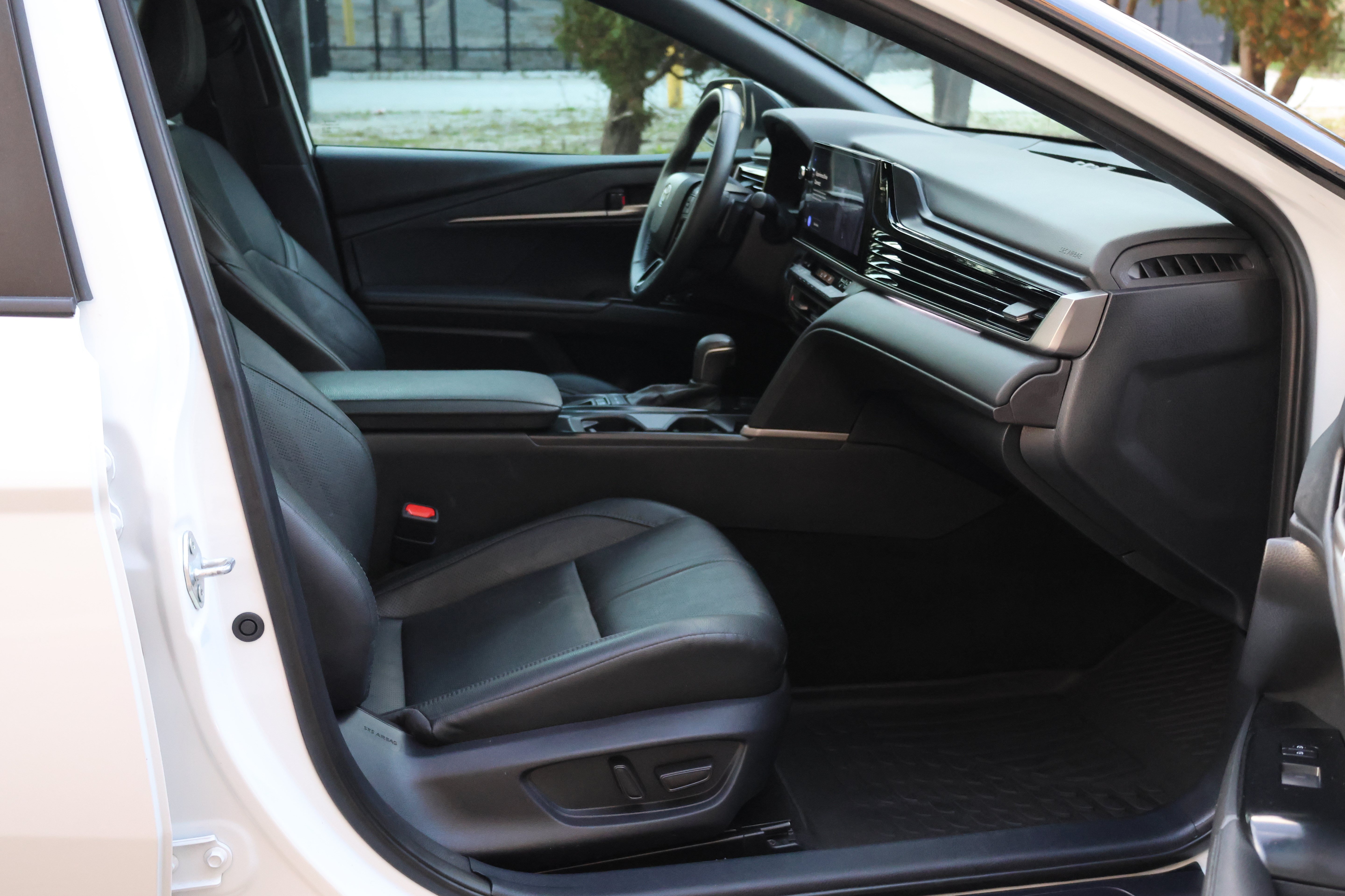 Used 2025 Toyota Camry XSE FWD image 33