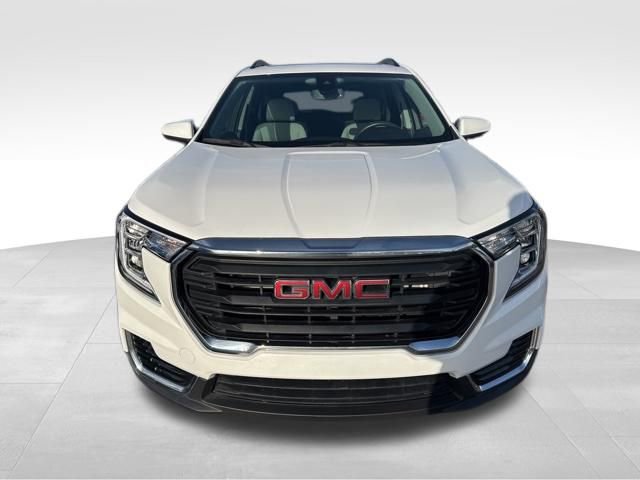 Used 2023 GMC Terrain SLE w/ Driver Convenience Package image 2