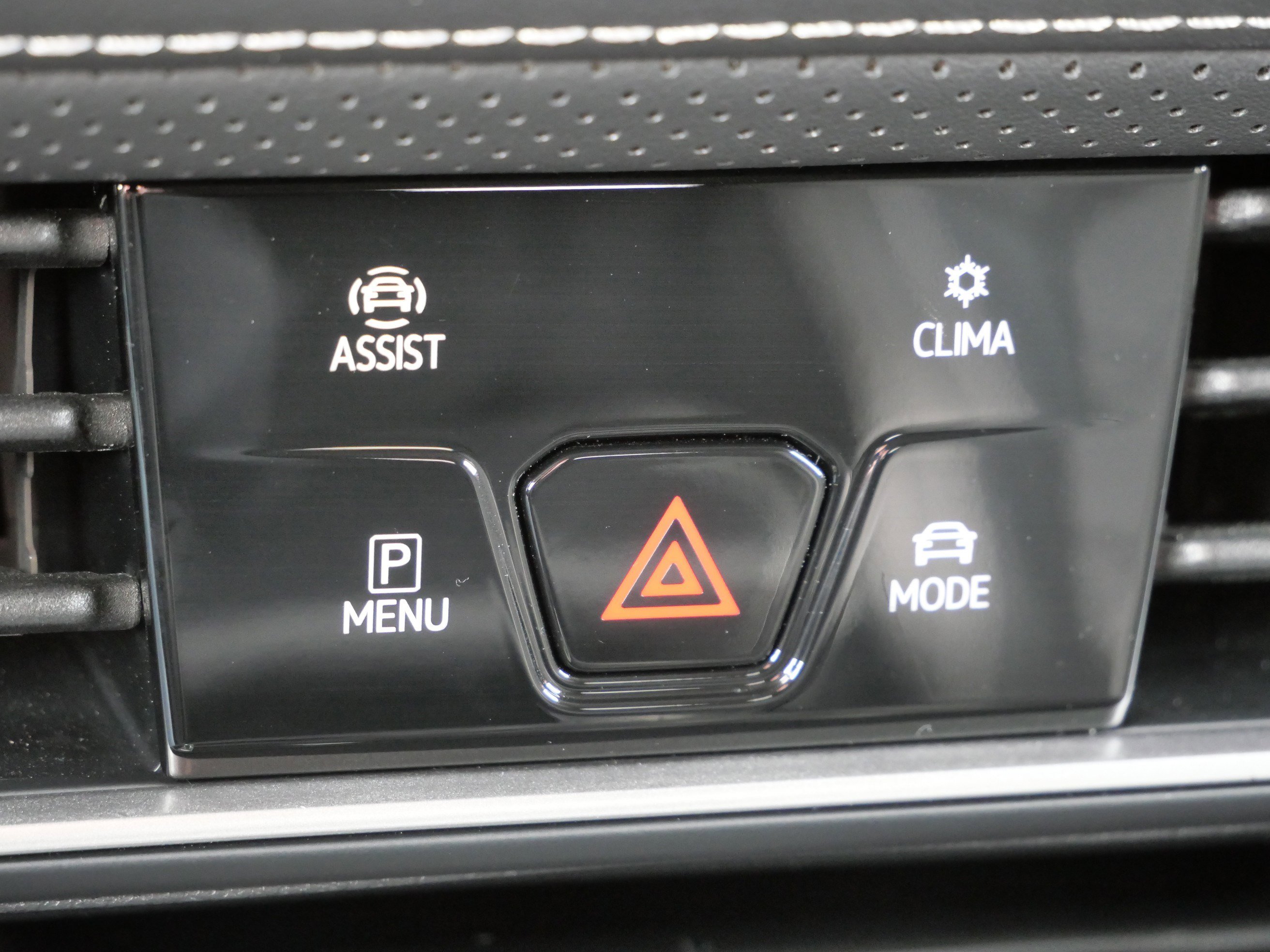 Certified 2025 Volkswagen Atlas SE image 29