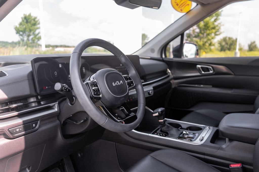 Used 2025 Kia Carnival SX w/ SX Dark Edition Package FWD image 22
