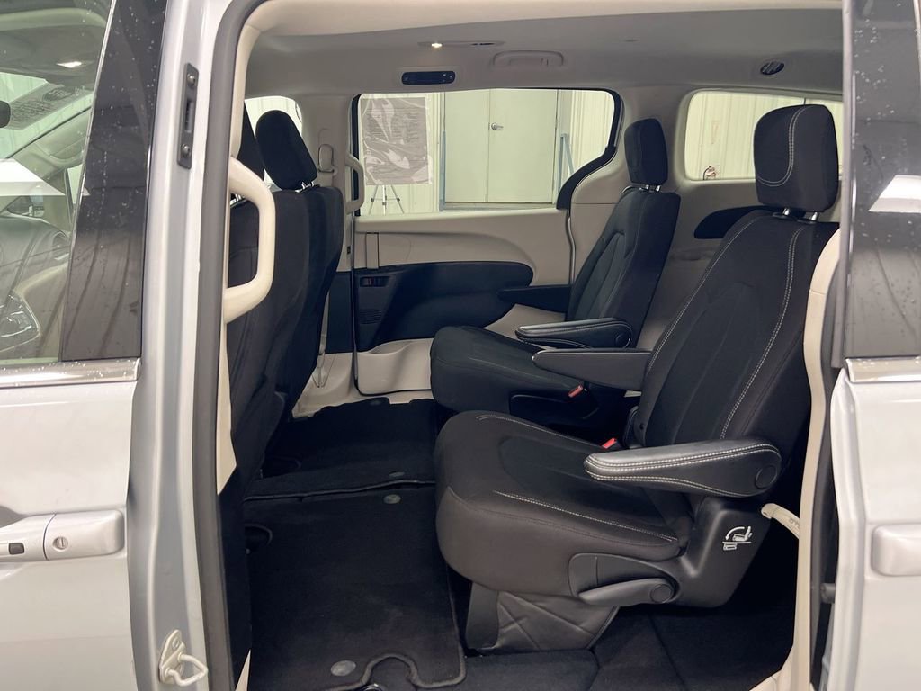 Used 2023 Chrysler Voyager LX image 22