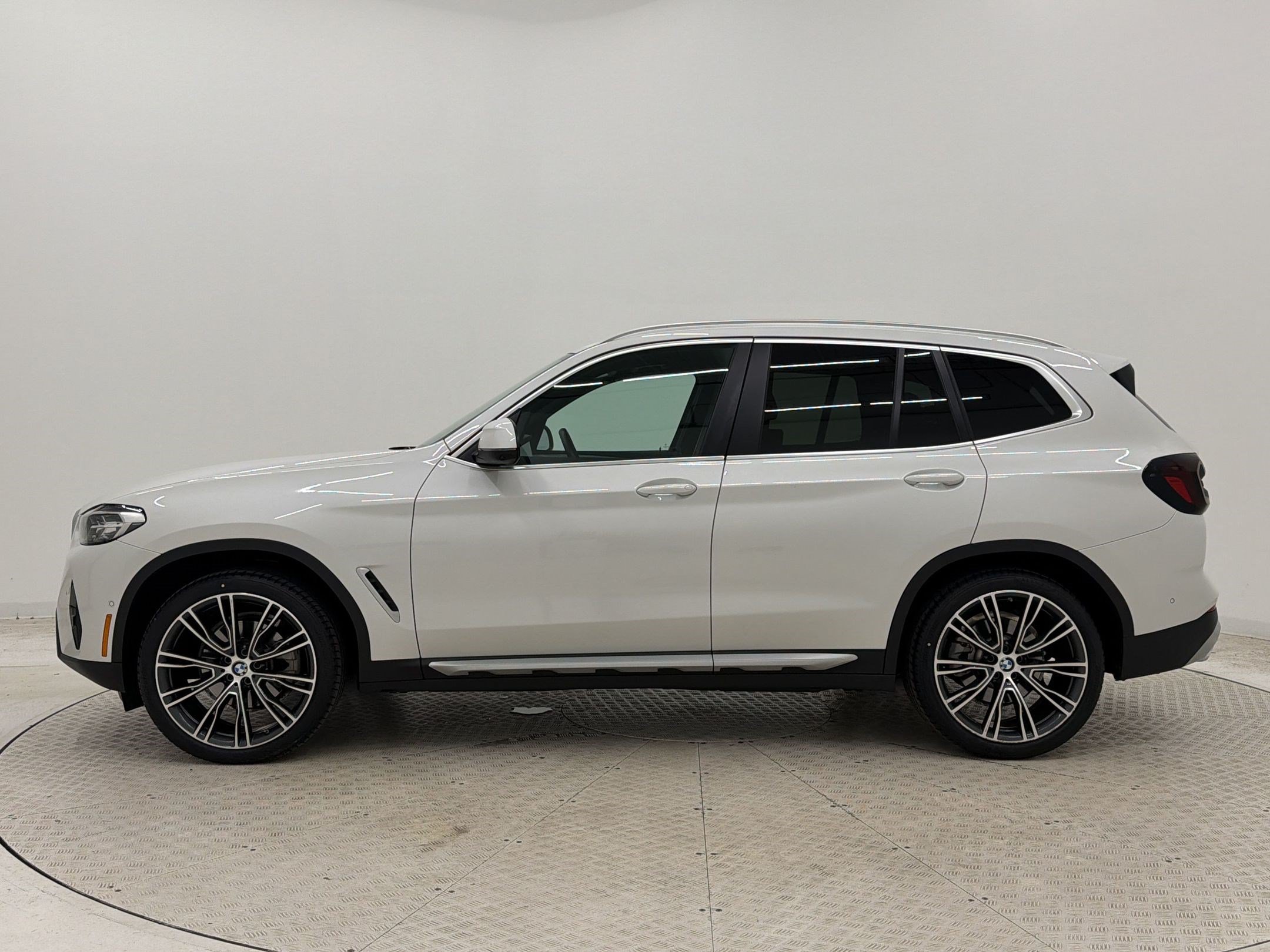 Used 2023 BMW X3 xDrive30i w/ Premium Package AWD/4WD image 2
