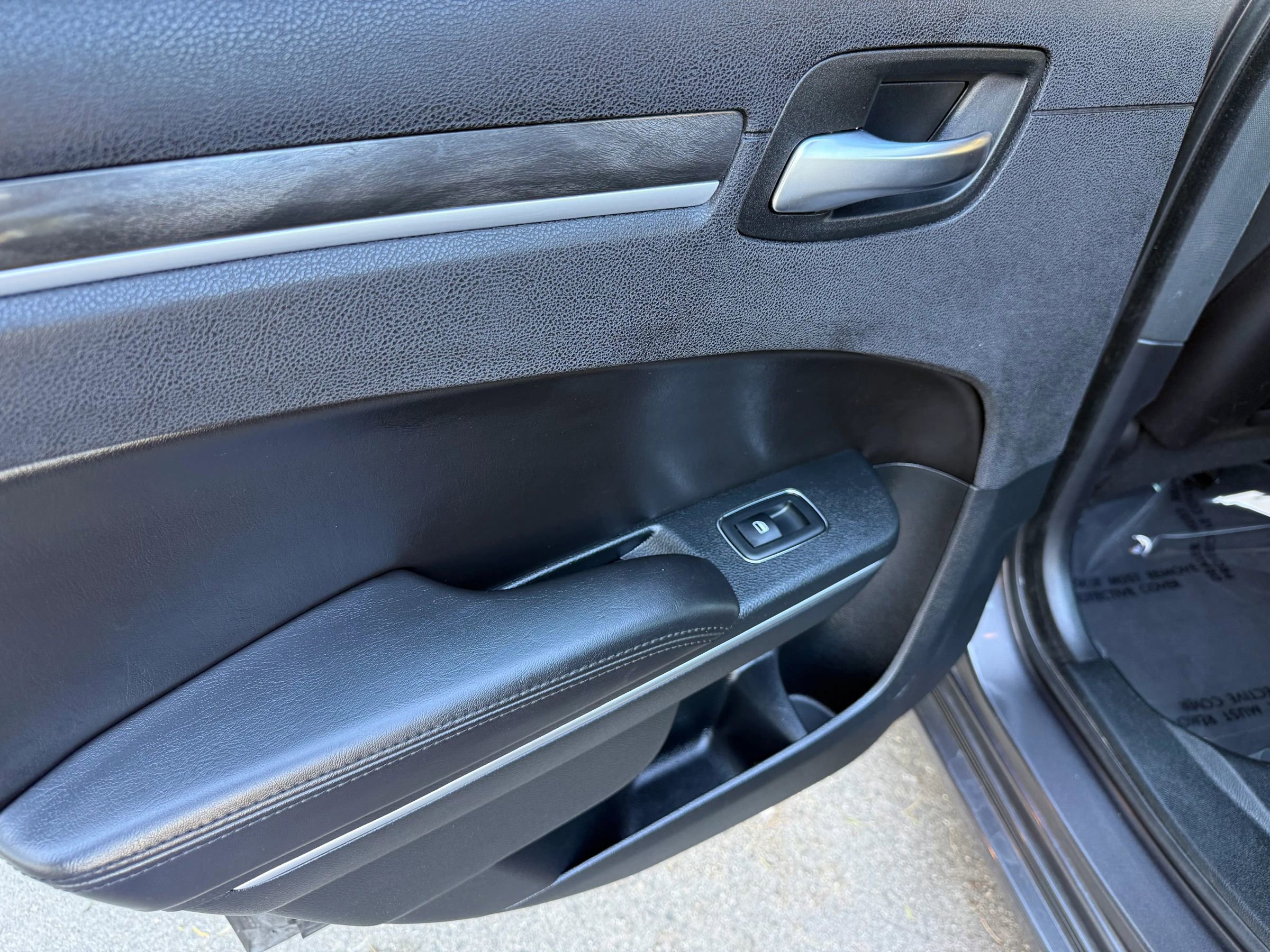 Used 2018 Chrysler 300 Touring w/ Sport Appearance Package image 12