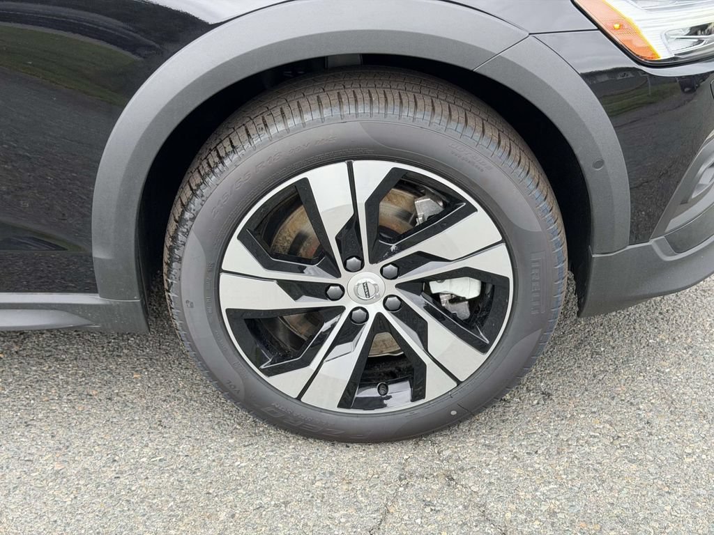 New 2026 Volvo V60 B5 Cross Country Plus w/ Climate Package AWD/4WD image 24