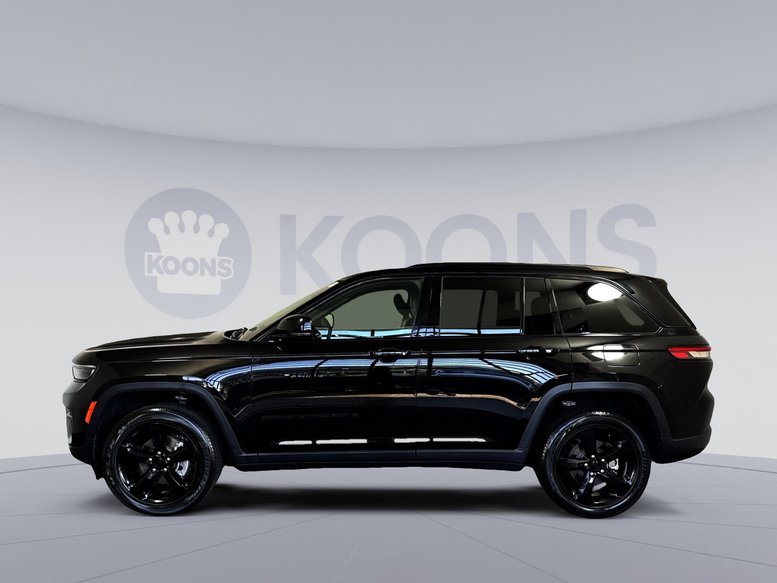 Used 2023 Jeep Grand Cherokee Altitude AWD/4WD image 2
