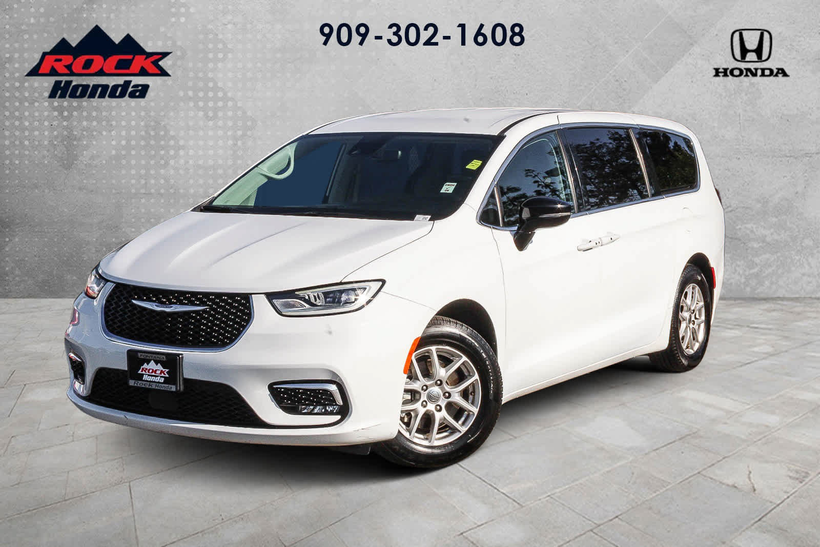 Used 2024 Chrysler Pacifica Touring-L