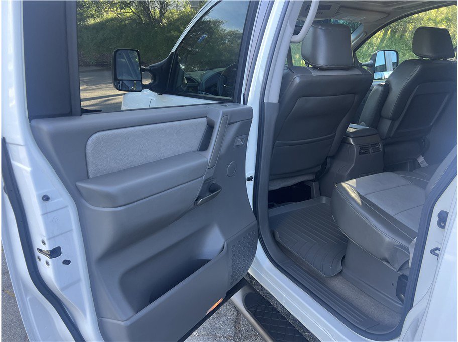 Used 2005 Nissan Titan LE w/ (U01) Nissan Navigation Pkg image 12