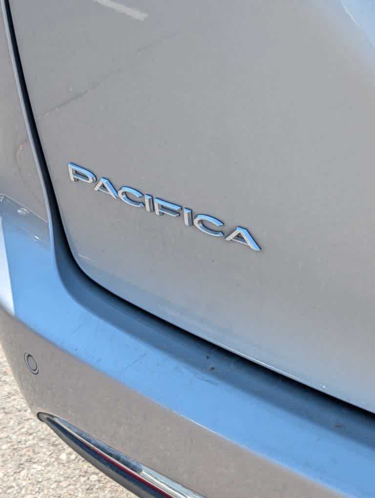 Used 2017 Chrysler Pacifica Touring-L FWD image 7