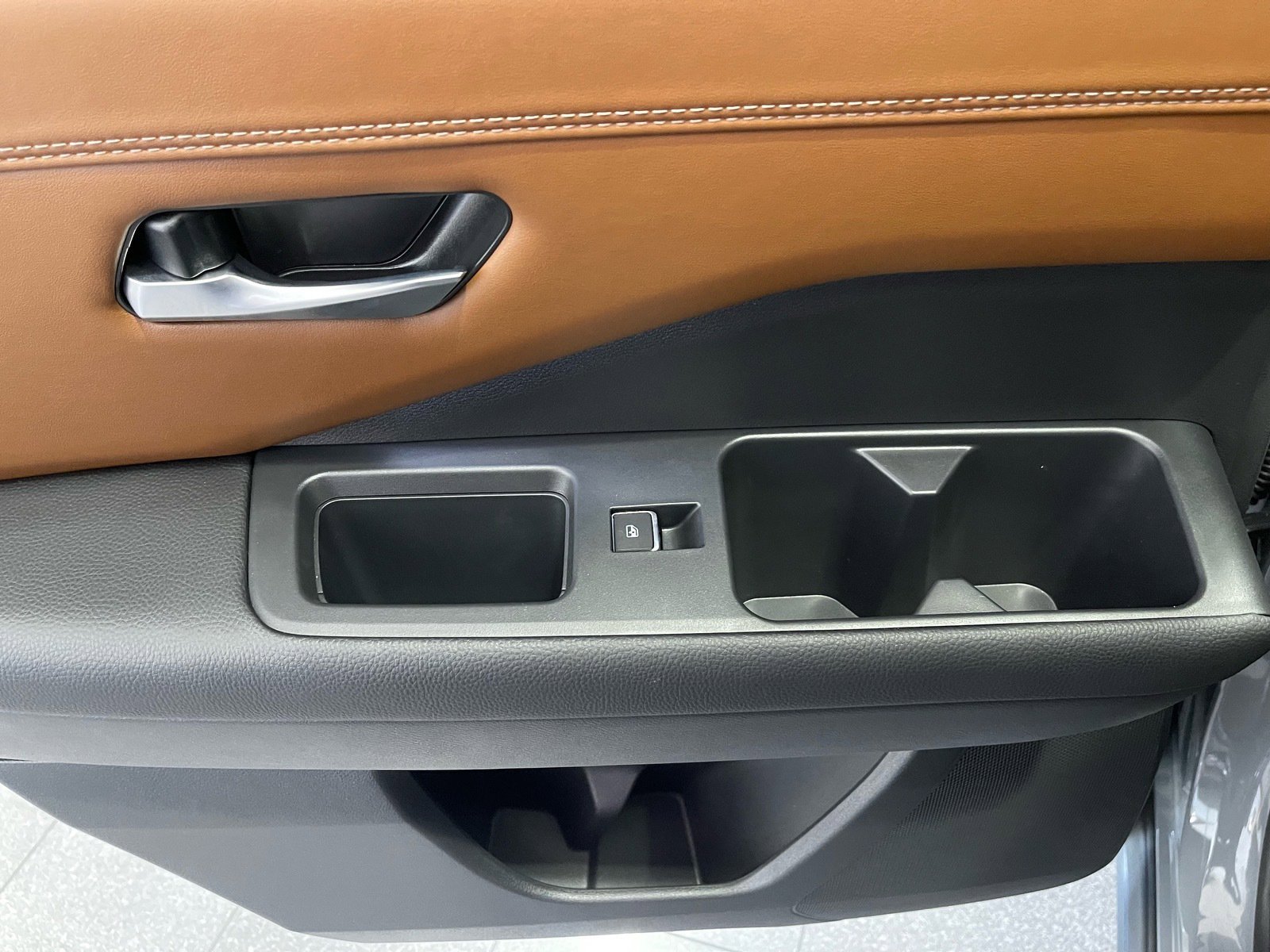 Used 2025 Nissan Pathfinder Platinum FWD image 32