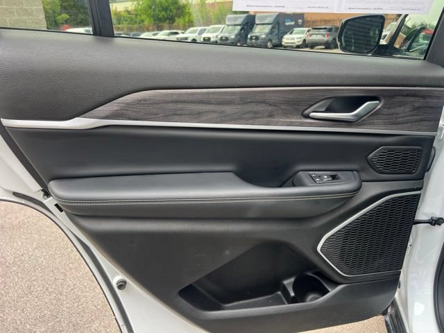 Used 2023 Jeep Grand Cherokee L Limited AWD/4WD image 17