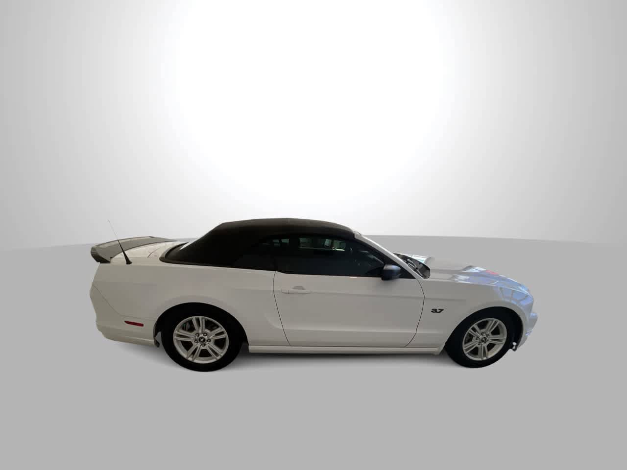 Used 2014 Ford Mustang Convertible RWD image 9