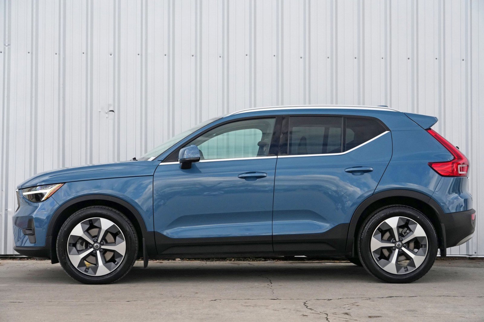 Used 2023 Volvo XC40 B5 Ultimate image 8