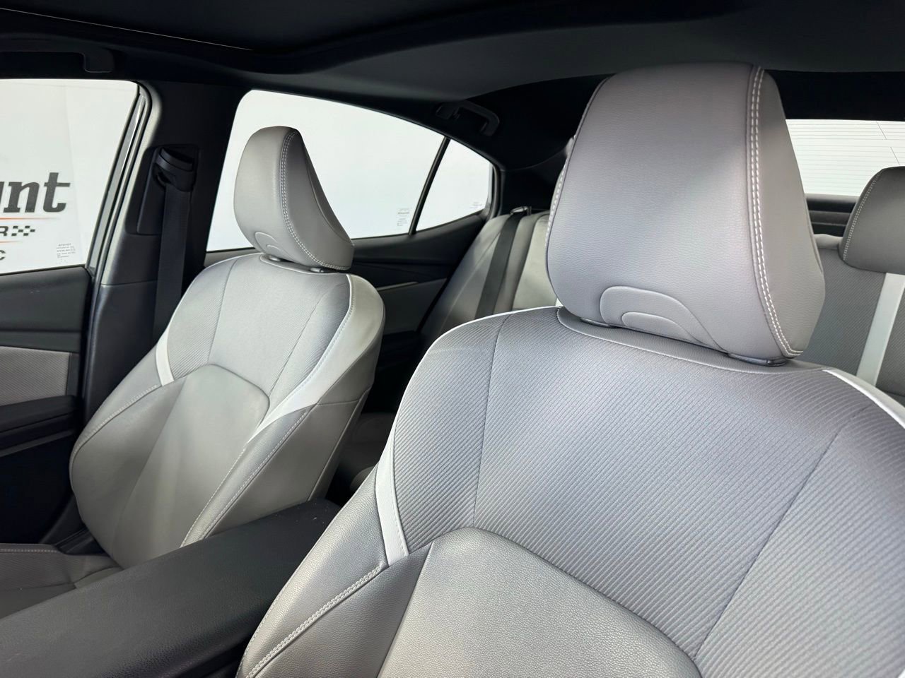 Used 2025 Toyota Camry SE w/ Convenience Package image 3