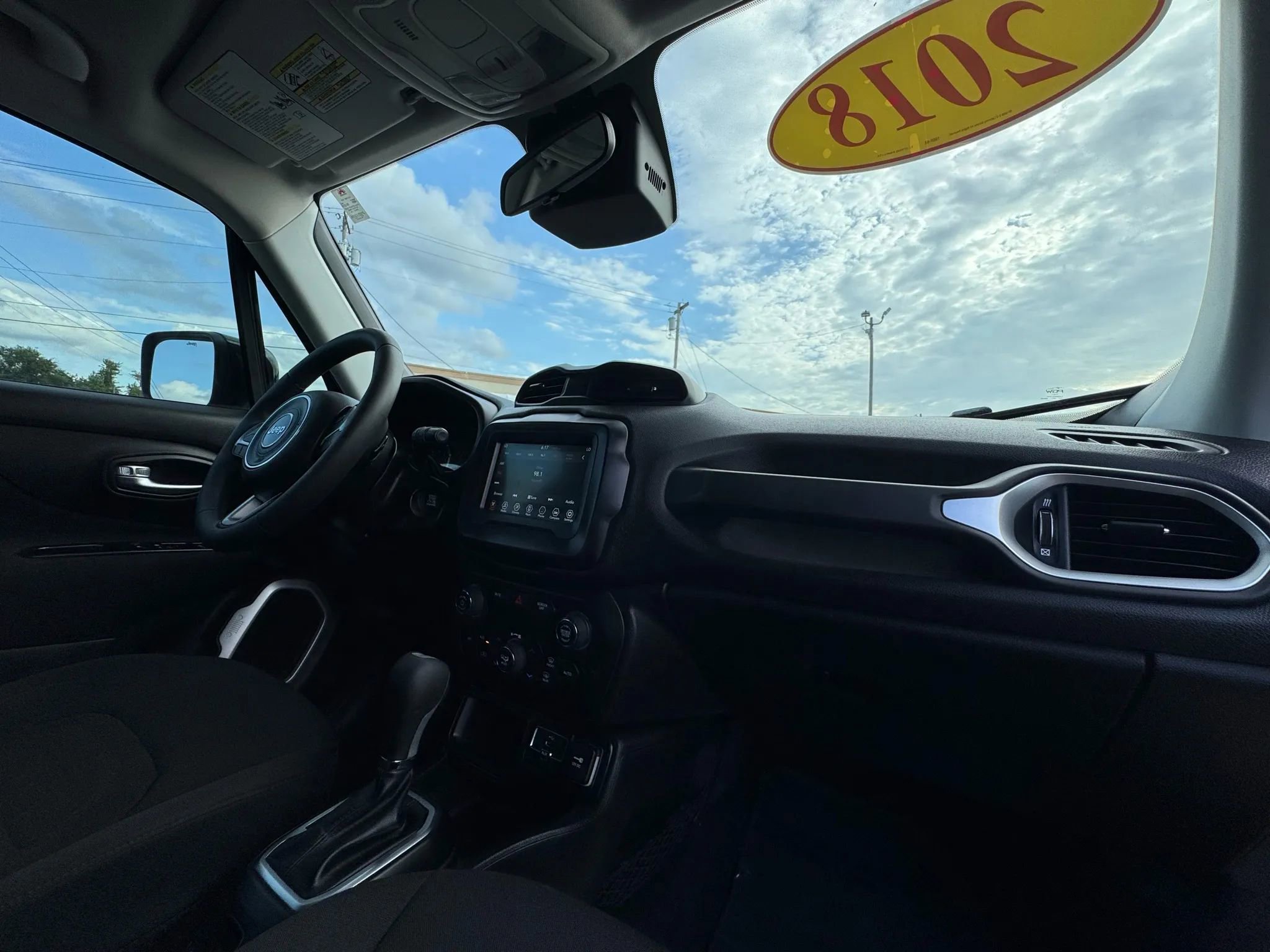 Used 2018 Jeep Renegade Latitude FWD image 21