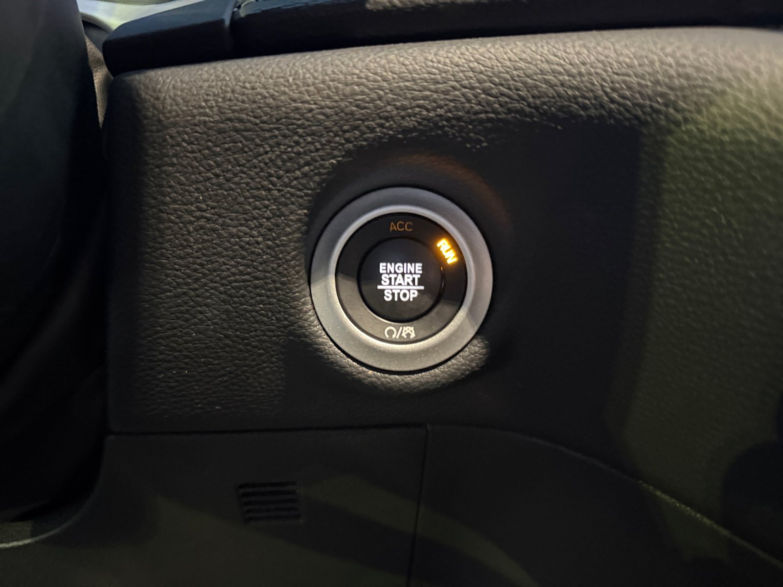 Used 2024 Chrysler Pacifica Limited FWD image 30