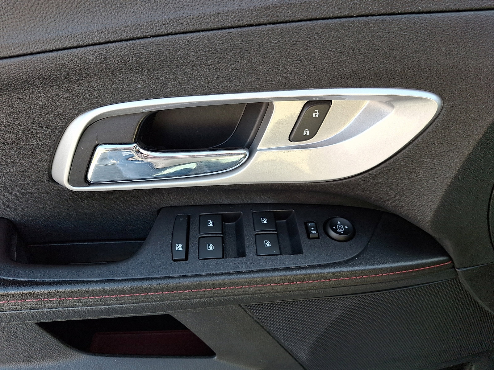 Used 2015 Chevrolet Equinox LT image 12