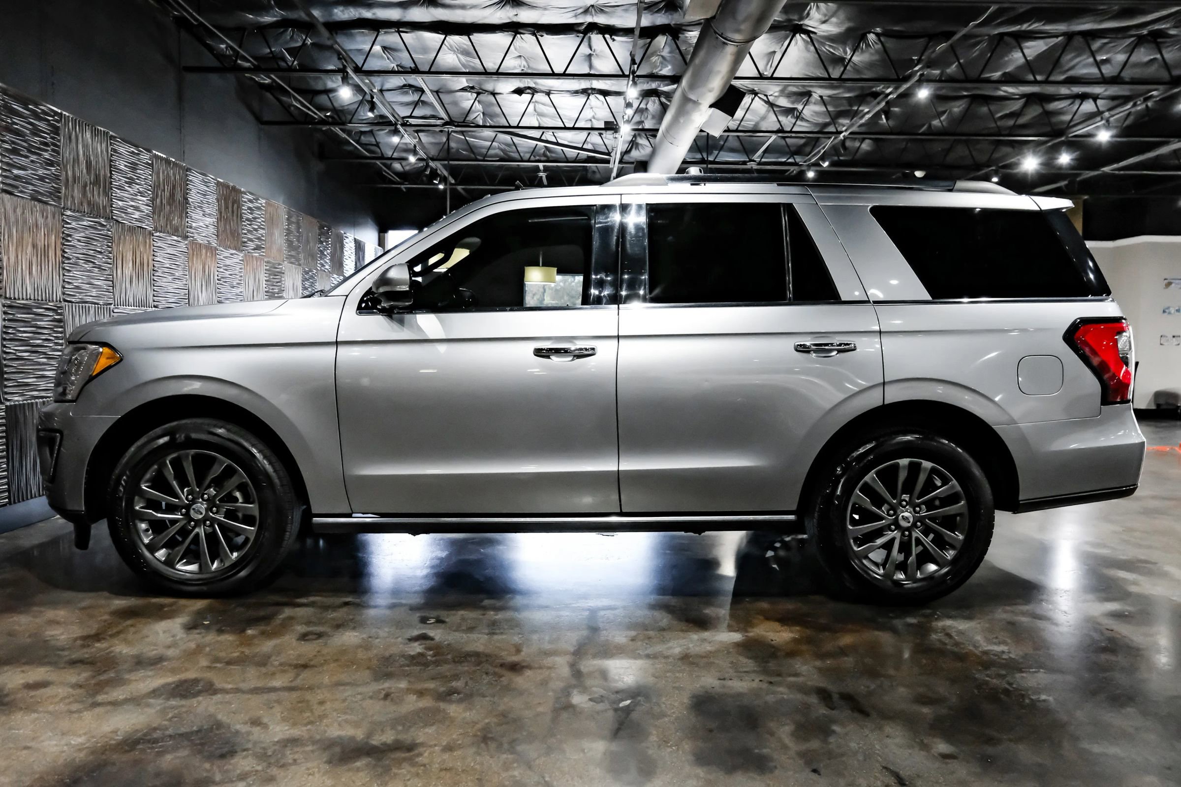 Used 2021 Ford Expedition Limited image 11