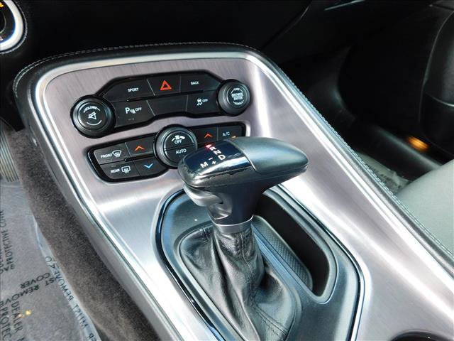 Used 2016 Dodge Challenger SXT w/ Driver Convenience Group RWD image 18
