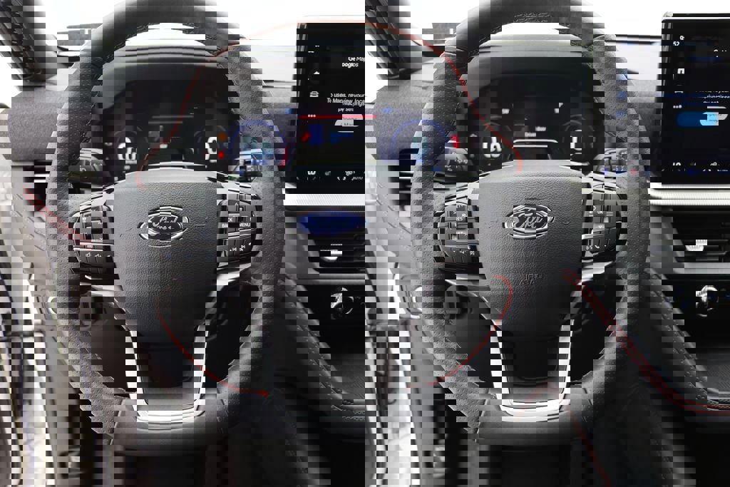 Used 2025 Ford Explorer ST-Line w/ ST-Line Street Pack AWD/4WD image 17