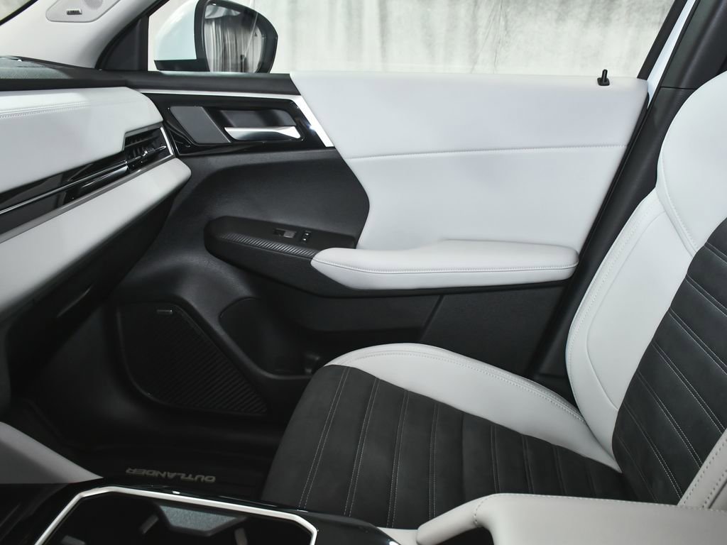 Used 2025 Mitsubishi Outlander SE image 43