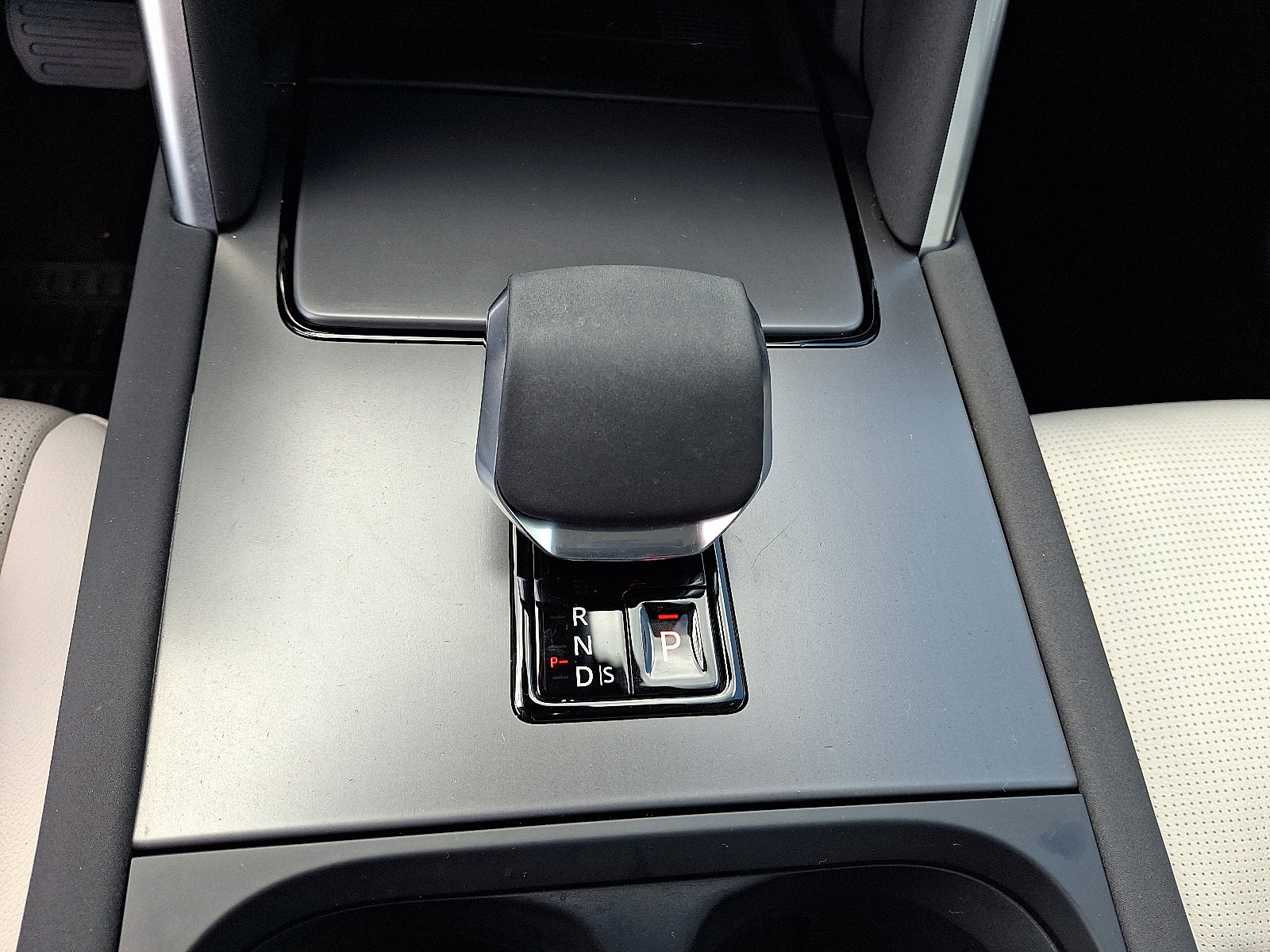 Used 2025 Land Rover Discovery Sport S image 15