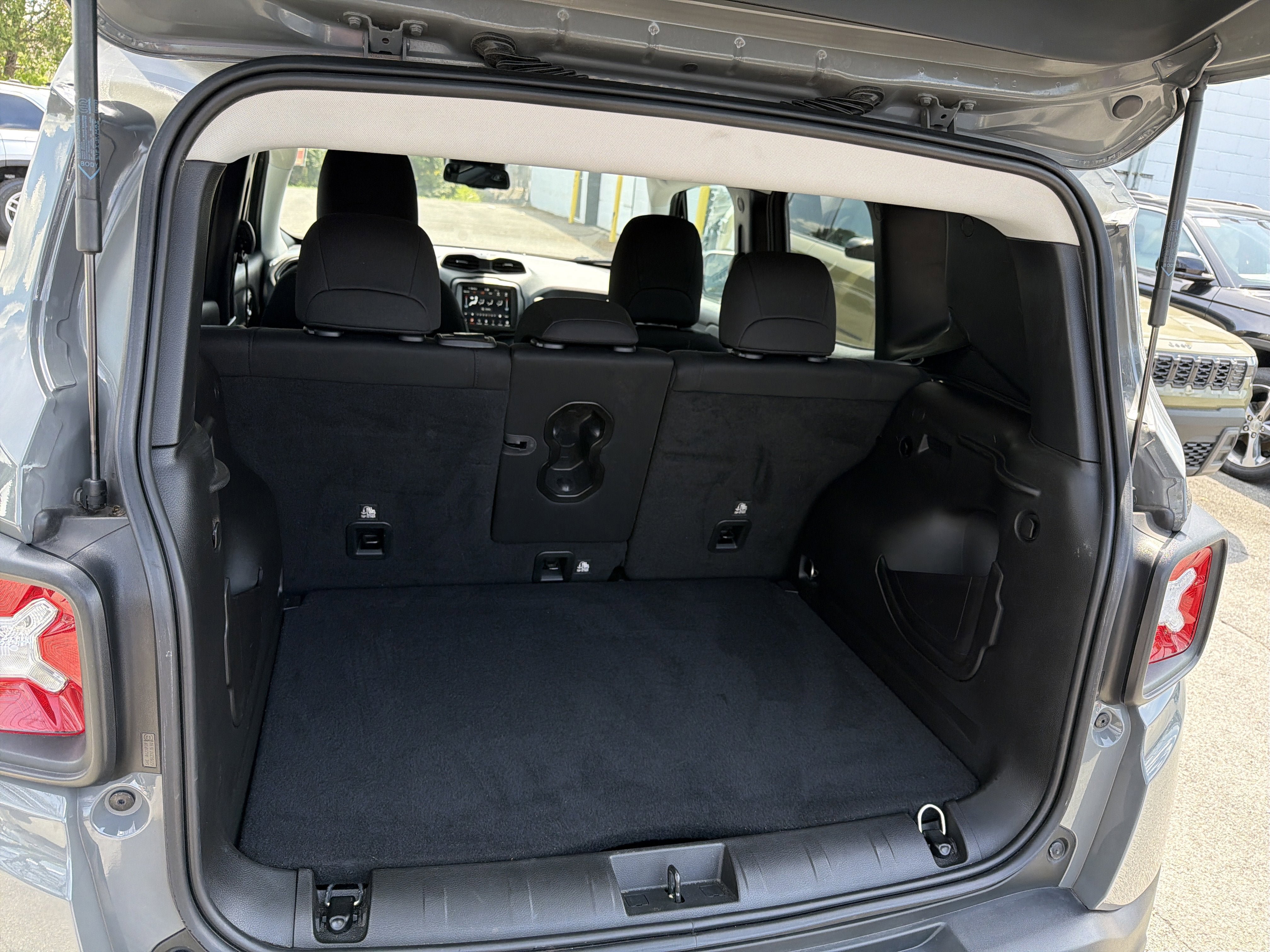 Used 2022 Jeep Renegade Latitude w/ Convenience Group AWD/4WD image 27