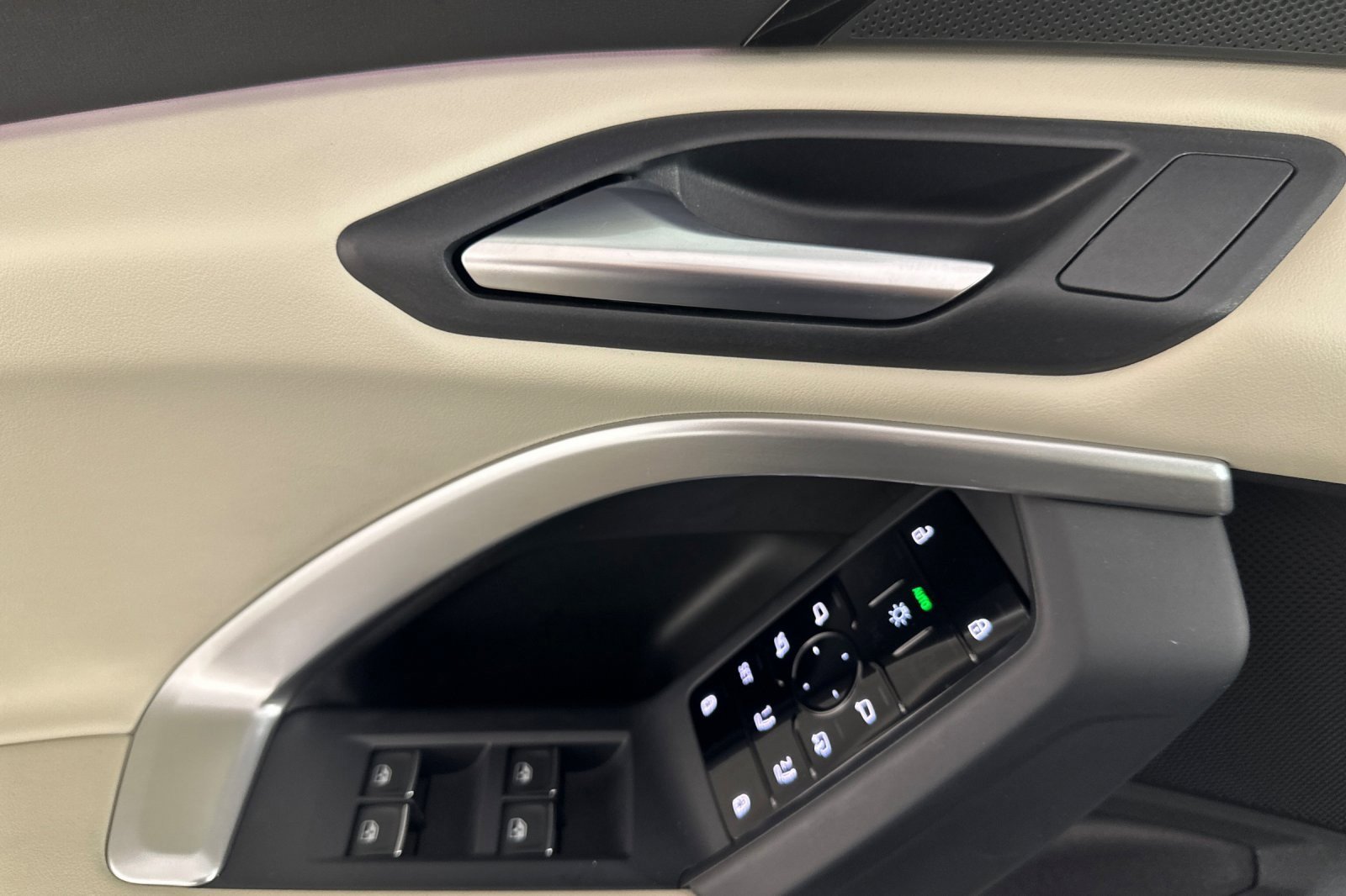 Used 2025 Audi Q5 Premium w/ Convenience Package image 10