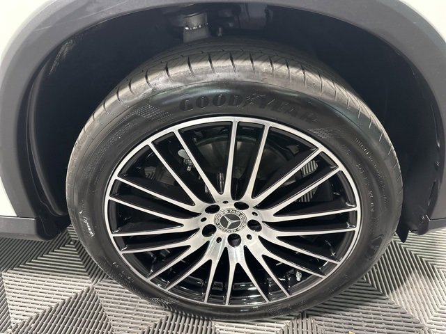 Used 2025 Mercedes-Benz GLC 300 4MATIC image 9