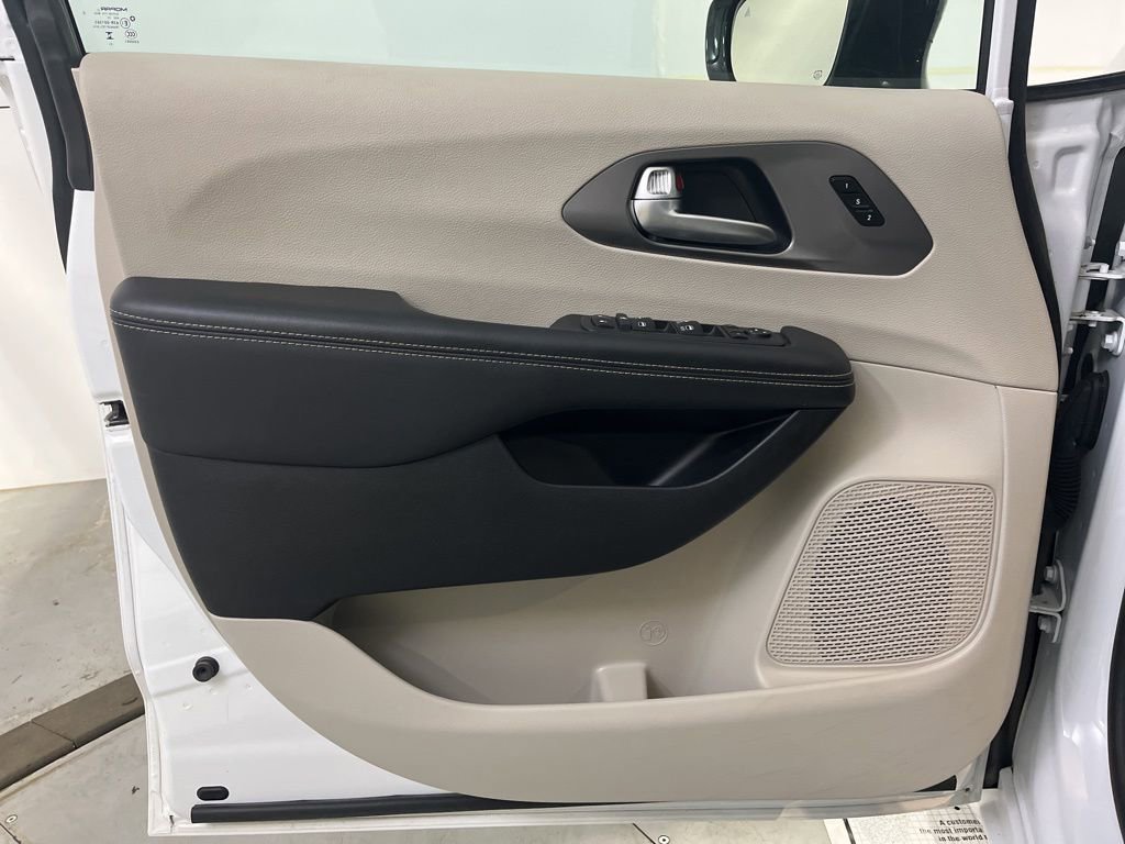 Used 2024 Chrysler Pacifica Touring-L image 28