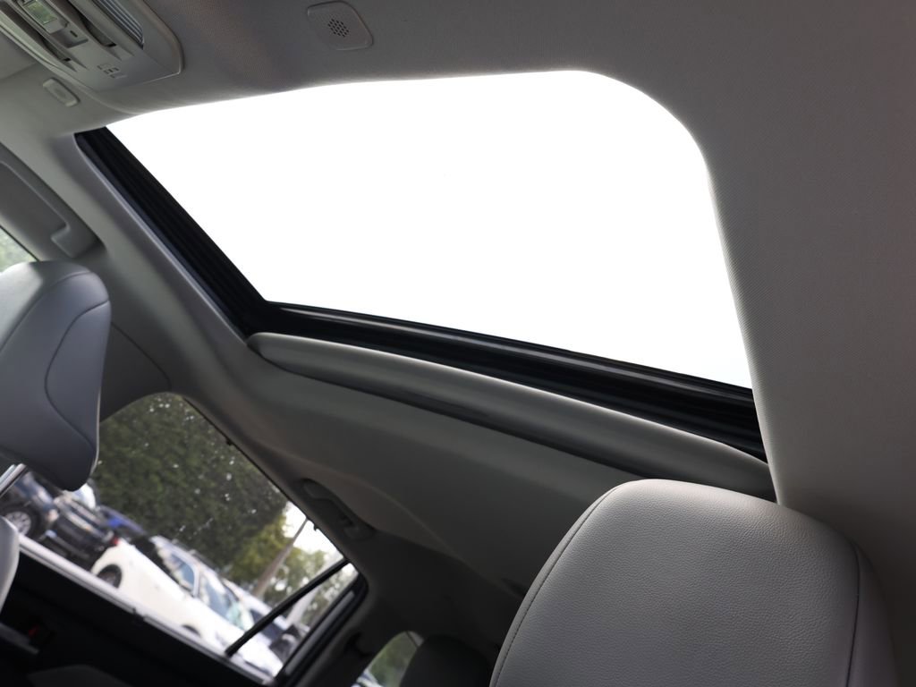 Used 2023 Toyota Highlander XLE FWD image 16
