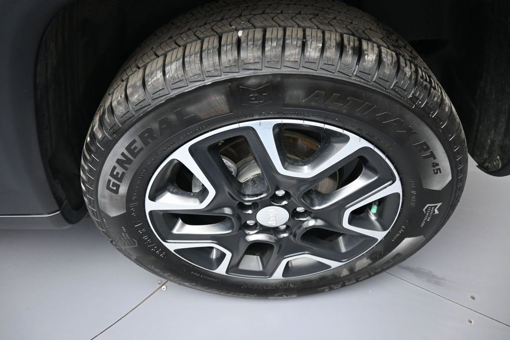 Used 2022 Jeep Compass Latitude w/ Sun and Sound Group AWD/4WD image 15