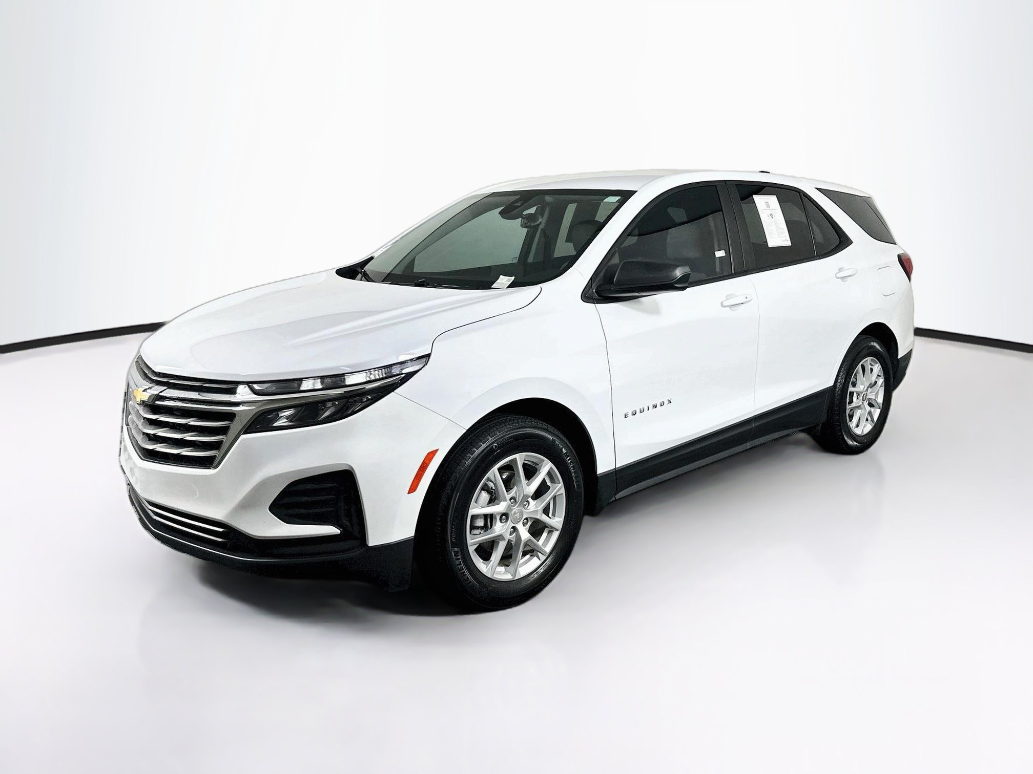 Used 2024 Chevrolet Equinox LS w/ LS Convenience Package FWD image 3