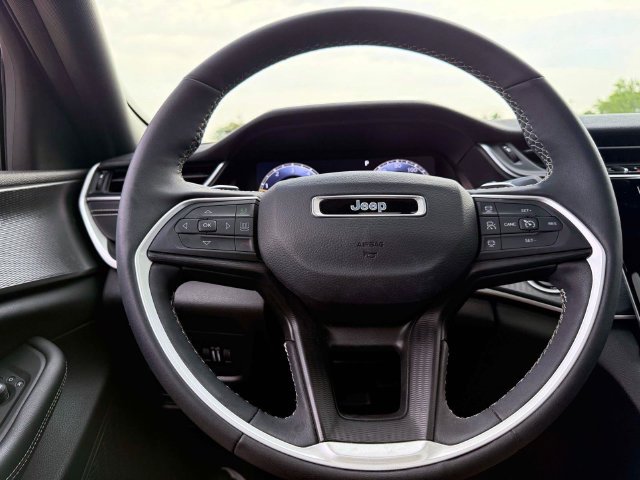 Used 2023 Jeep Grand Cherokee L Laredo AWD/4WD image 21
