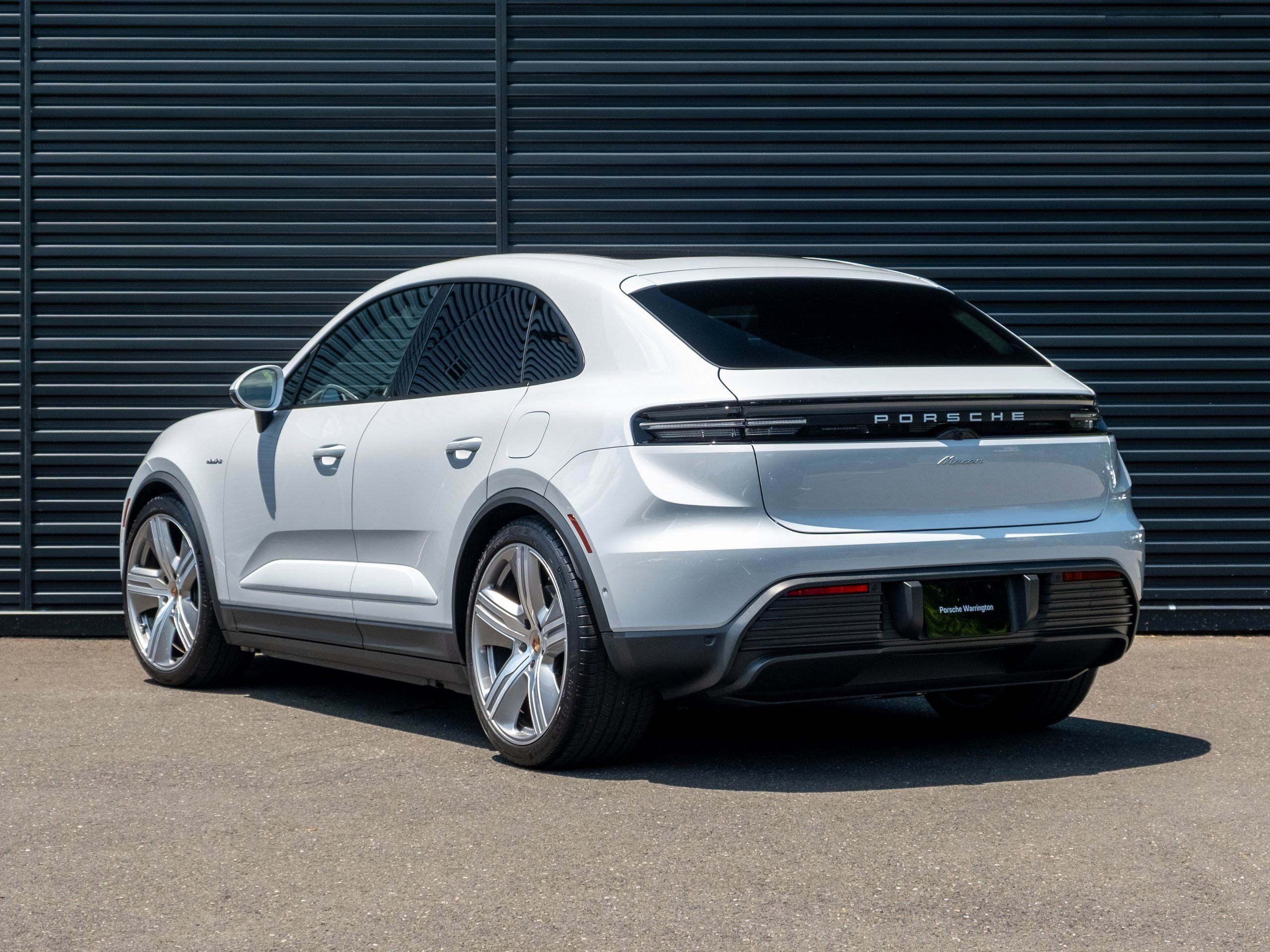 Used 2025 Porsche Macan Electric image 3