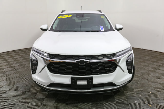 Used 2025 Chevrolet Trax LT w/ Driver Confidence Package FWD image 4