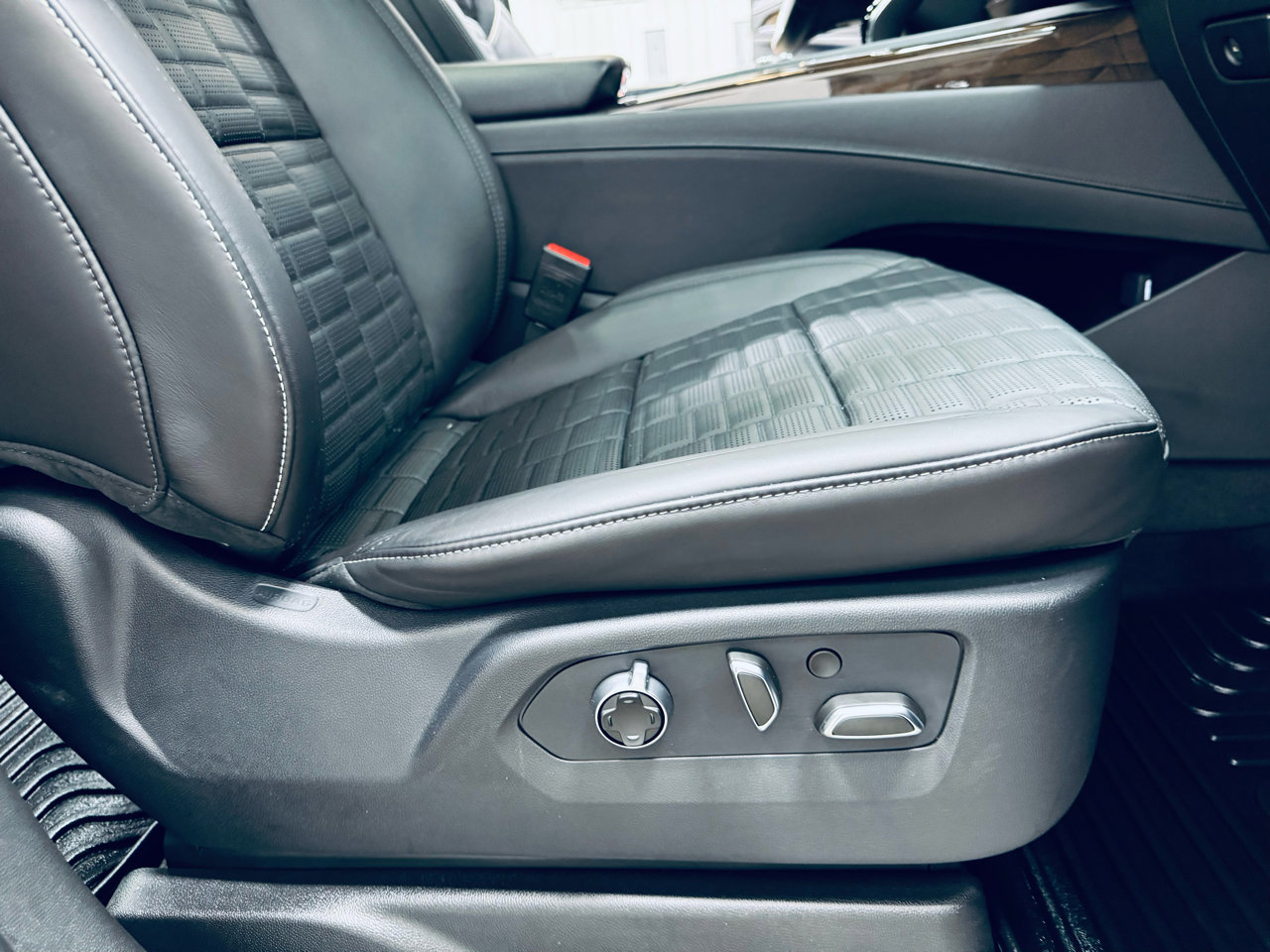 Used 2024 Cadillac Escalade ESV Sport Platinum image 40