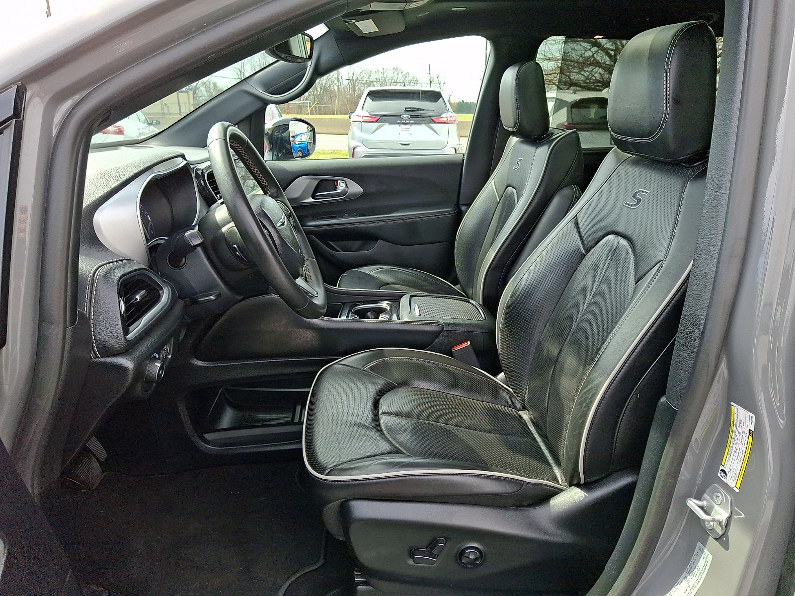 Used 2025 Chrysler Pacifica Limited FWD image 14